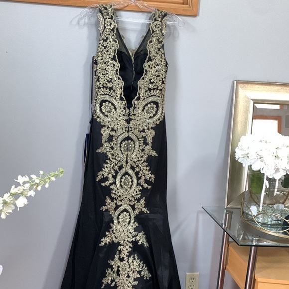 Black and gold embellished wide V- neck gown - Picture 13 of 16